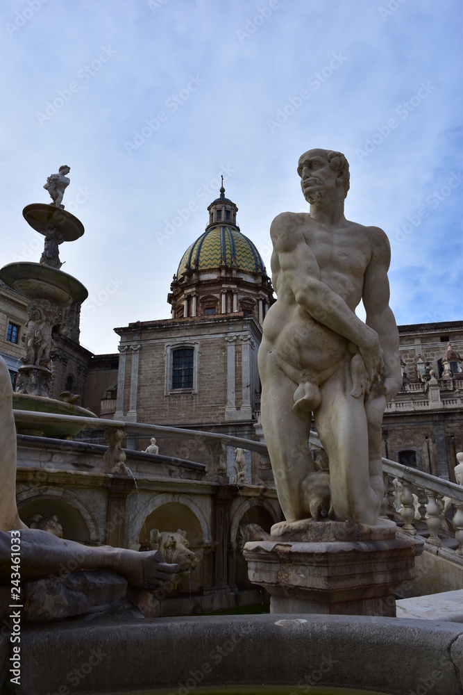 statua di piazza pretoria Palermo detta piazza della vergogna statua di piazza pretoria Palermo detta piazza della vergogna
