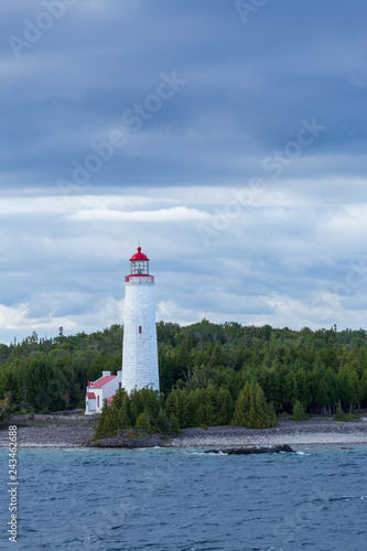 Phare au bord du lac Huron prêt de Tobermory en Ontario au Canada