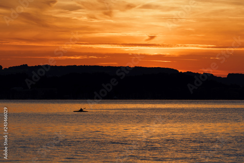Kanufahrer im Sonnenuntergang