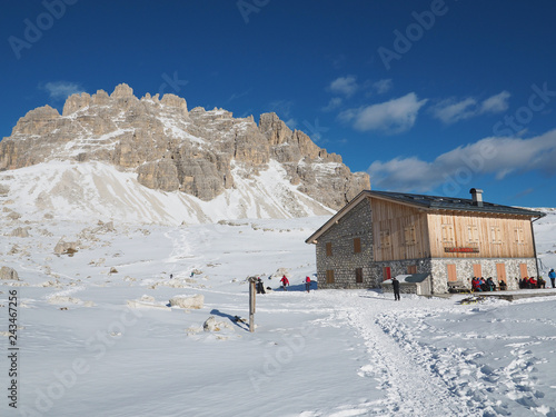 Berghütte in den Dolomiten im Winter
