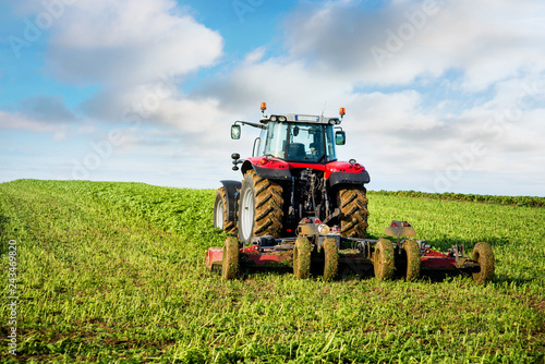 Fauchage dans les champs en automne