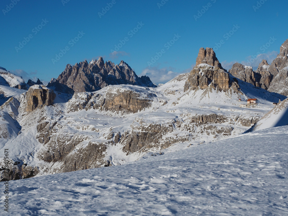 Winter in den Dolomiten - Blick afu die Drei Zinnen Hütte