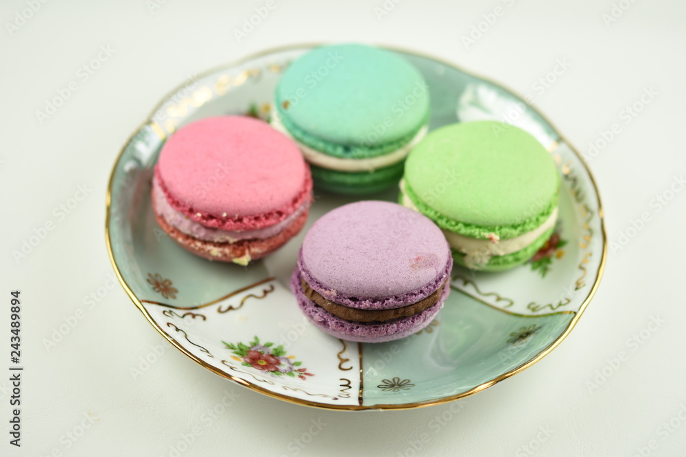 Obraz premium Macarons (French Macaroon) in a porcelain plate