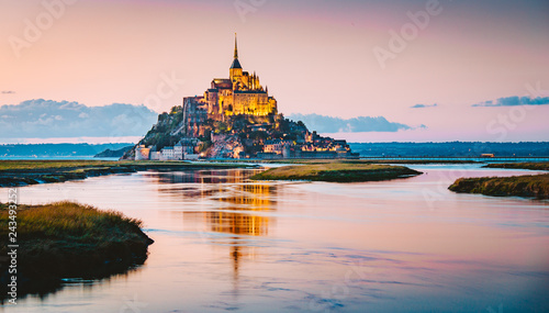 Obraz na plátně Mont Saint-Michel at twilight, Normandy, France