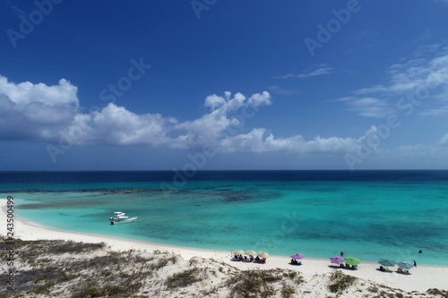 Fototapeta Naklejka Na Ścianę i Meble -  Los Roques, Caribbean beach. Vacation in the blue sea and deserted islands. Peace and a dream. Fantastic landscape