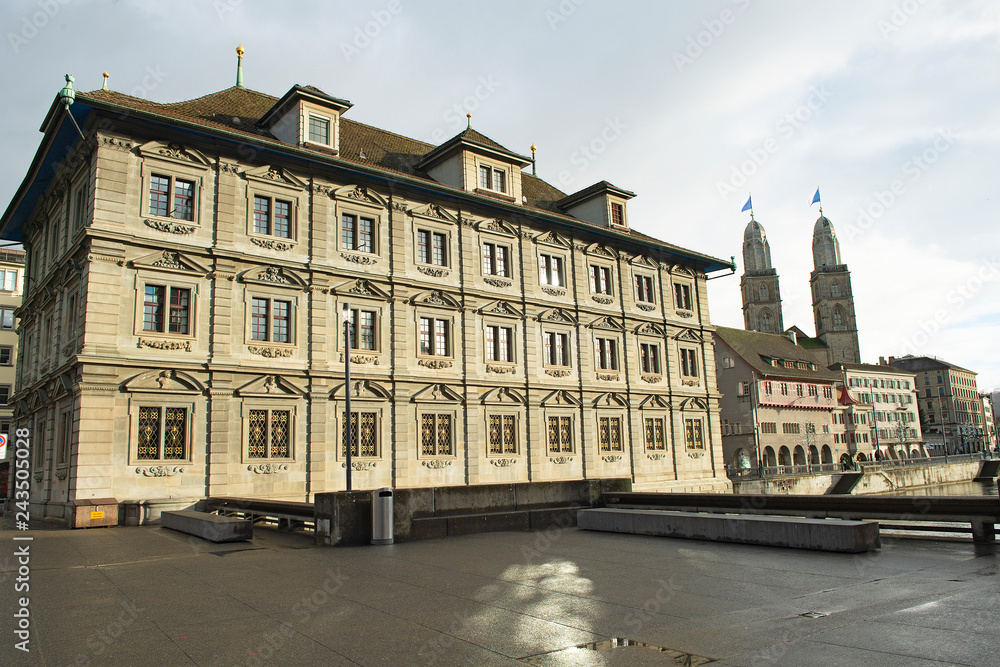 Fototapeta premium Rathaus mit Türmen des Grossmünsters im Hintergrund, Zürich, Schweiz