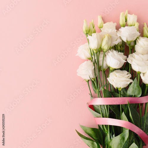 Fototapeta Naklejka Na Ścianę i Meble -  Bouquet of white roses with pink ribbon