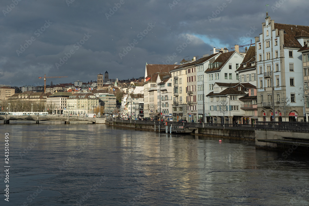 Stadt Zürich am linken Flussufer der Limmat, Zürich, Schweiz