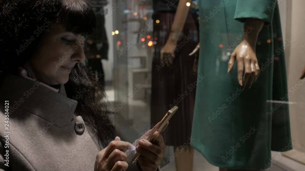 Vidéo Stock Shopping at the mall, sales time. Woman looking at boutique