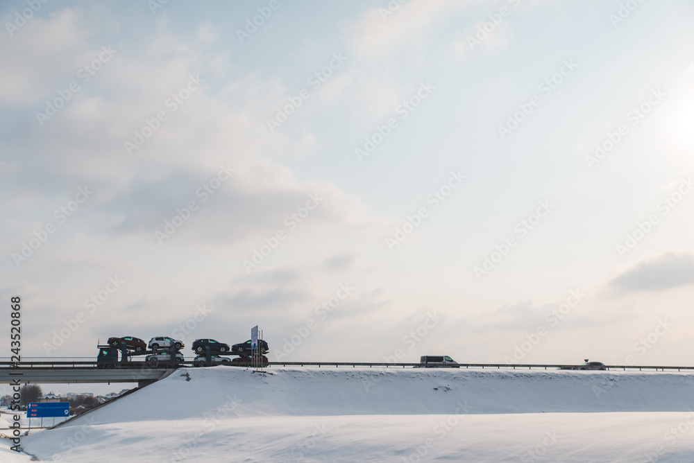 Obraz premium cars at highway road in winter time