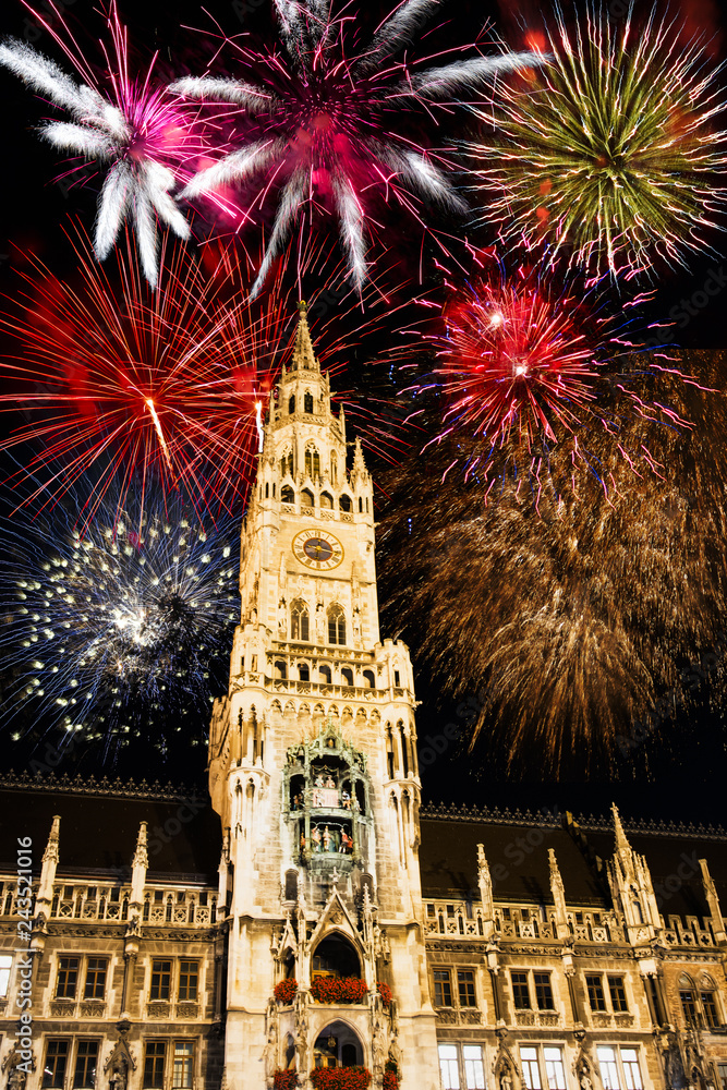 Naklejka premium Fireworks at the illuminated Town Hall of Munich