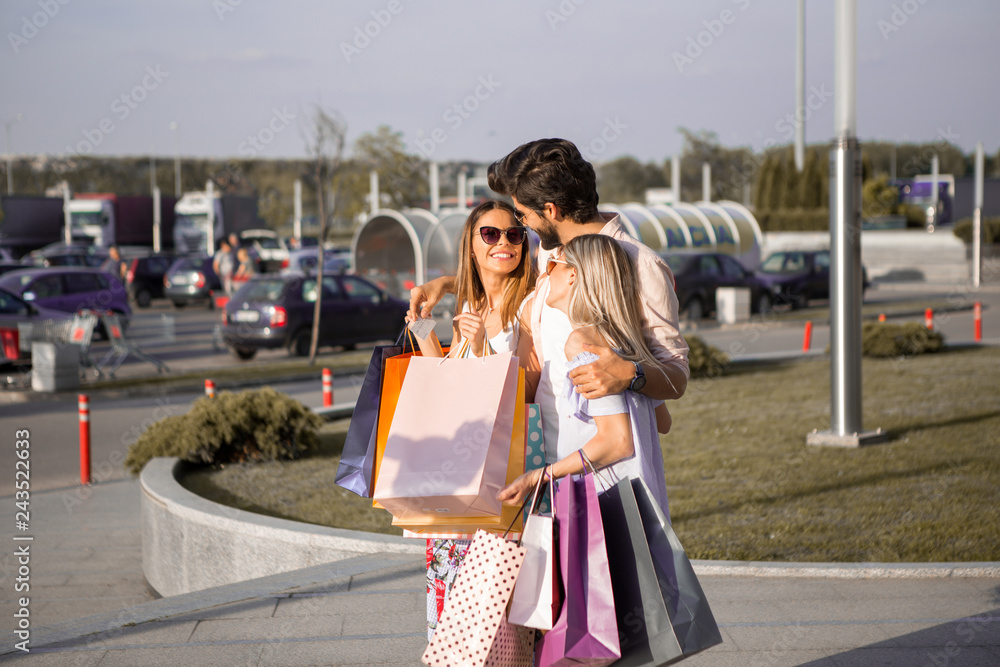 Obraz premium A great shopping day with my favorite people.