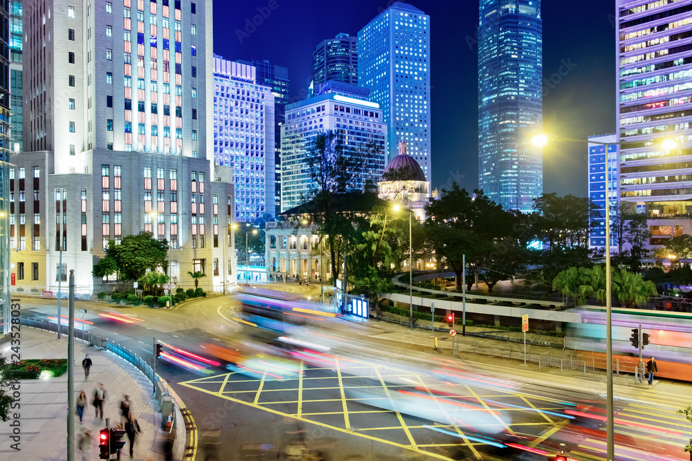 Obraz premium Street traffic in Hong Kong at night 