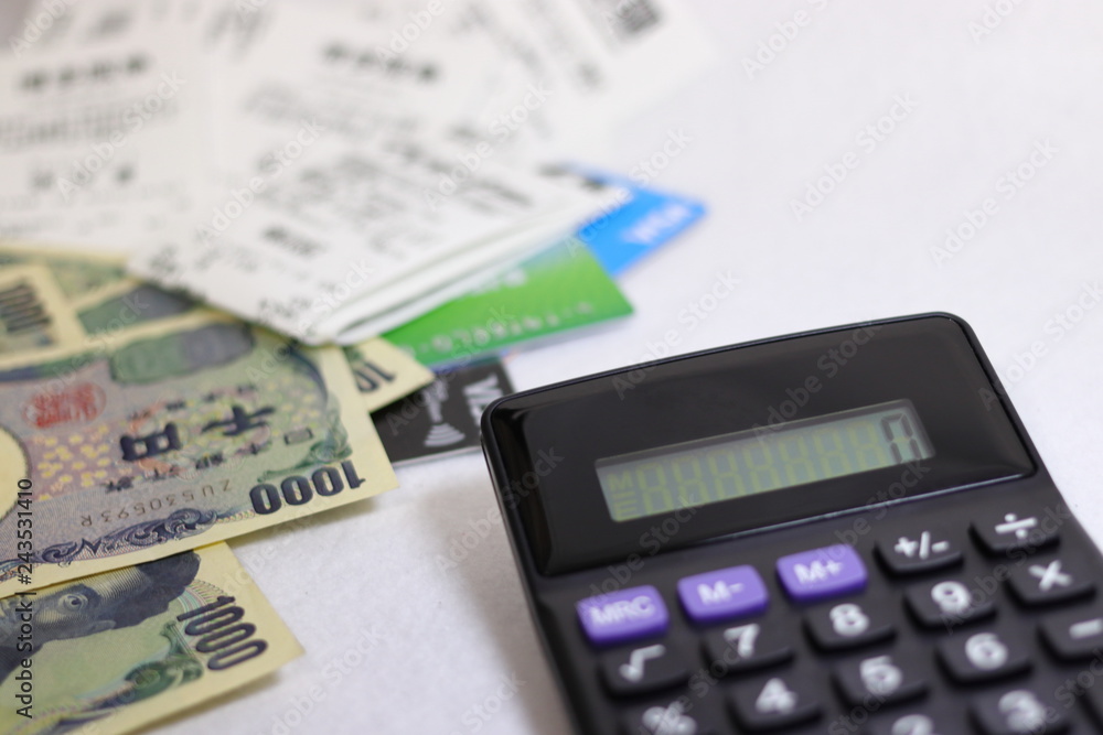 電卓と日本のお金とクレジットカードと領収書 電卓と日本のお金とクレジットカードと領収書