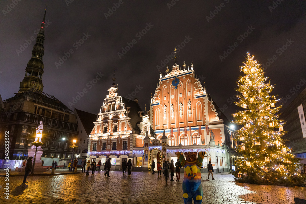 Obraz premium City Hall Square with House of the Blackheads and Saint Peter church in Old Town of Riga at night during Christmas, Latvia