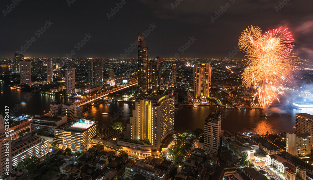 Obraz premium Bangkok City Chao Phraya River at night time fireworks