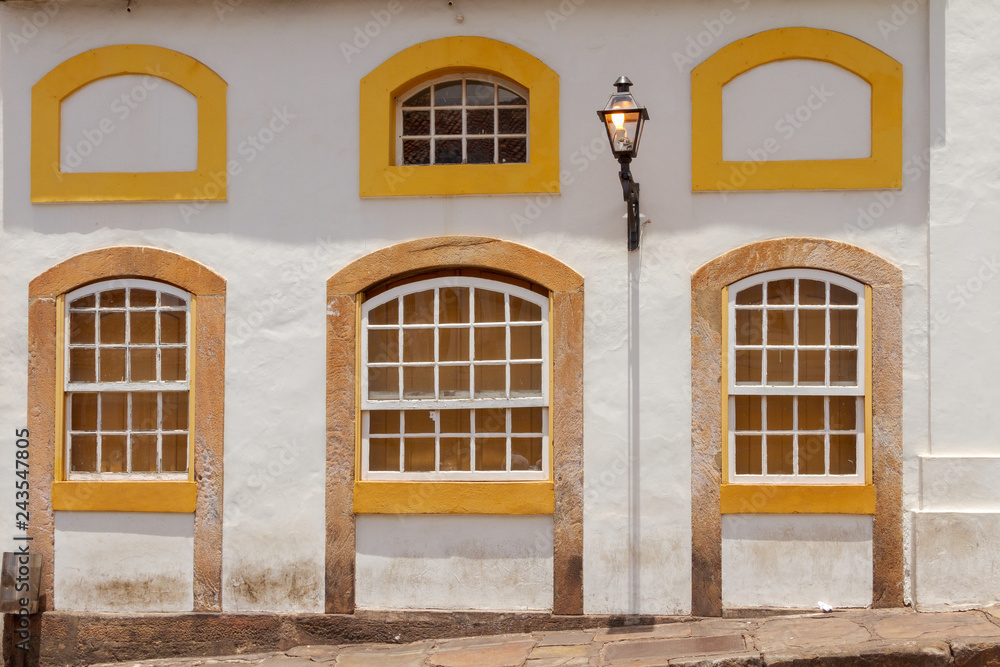 Detalhe de fachada de casario colonial de Ouro Preto