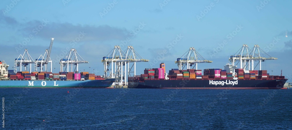 Fototapeta premium ship in port