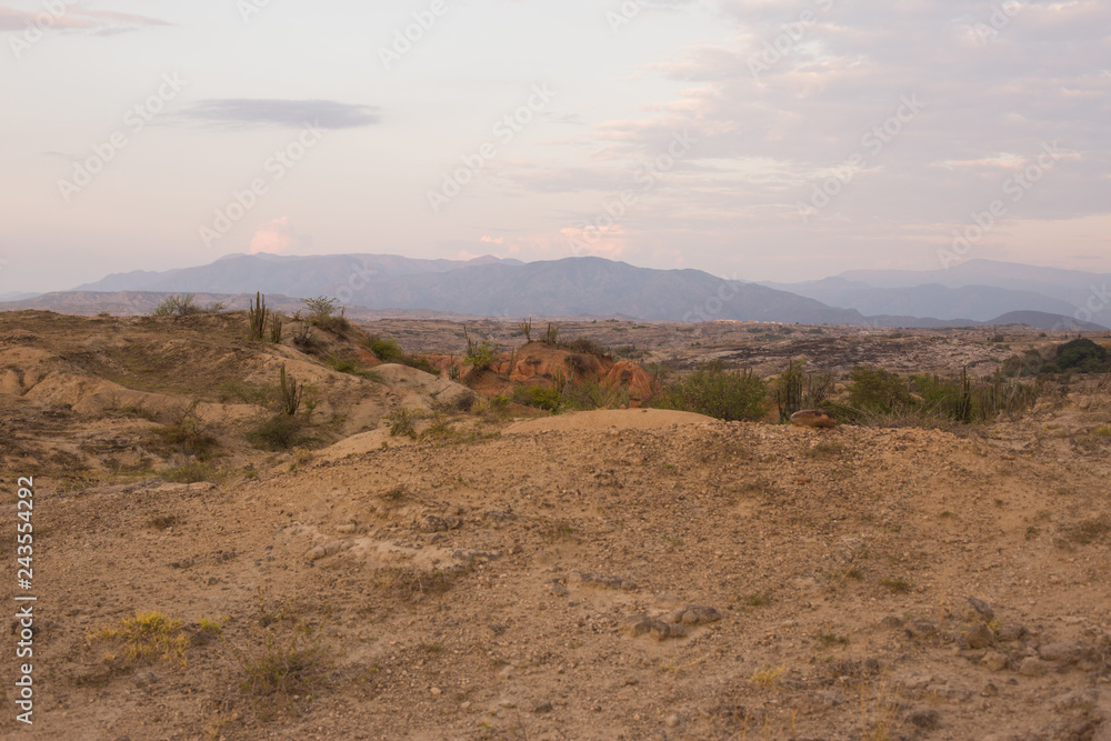 Fototapeta premium Nebliger Wüstenberg