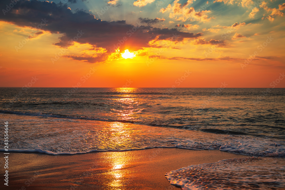 Naklejka premium Piękny wschód słońca nad morzem