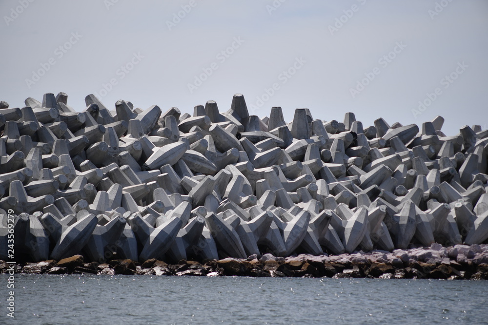 Obraz premium Breakwater in the harbor of Mazathlan-Mexico.