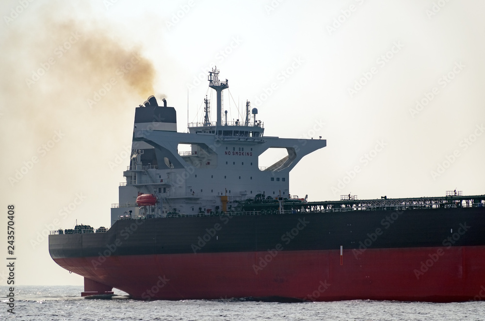 Obraz premium Wheelhouse tanker with an exhaust pipe, open sea.