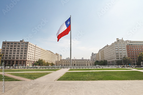 Cuadro en lienzo La Moneda Palace and Bicentenario Chilean Flag - Santiago, Chile