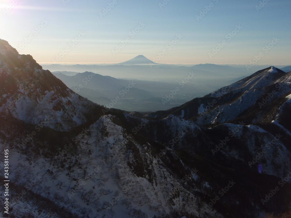 Naklejka premium 冬の八ヶ岳 ～ 阿弥陀岳より富士山を望む