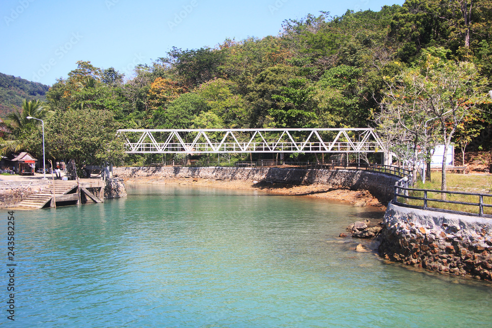 Naklejka premium bridge on the river