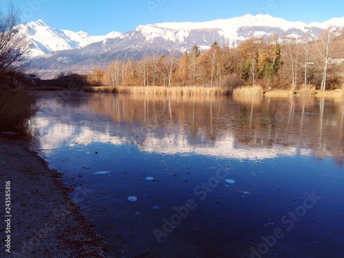 Fototapeta Naklejka Na Ścianę i Meble -  Lac rouge montagne Montorge hiver / red lake mountain winter