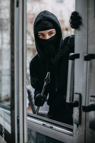 Einbrecher mit Brecheisen steigt in Fenster ein 