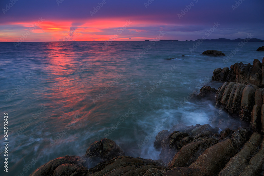 Obraz premium Amazing beautiful Nature of Sunset Over the Sea with Twilight Sky at Sabah Borneo