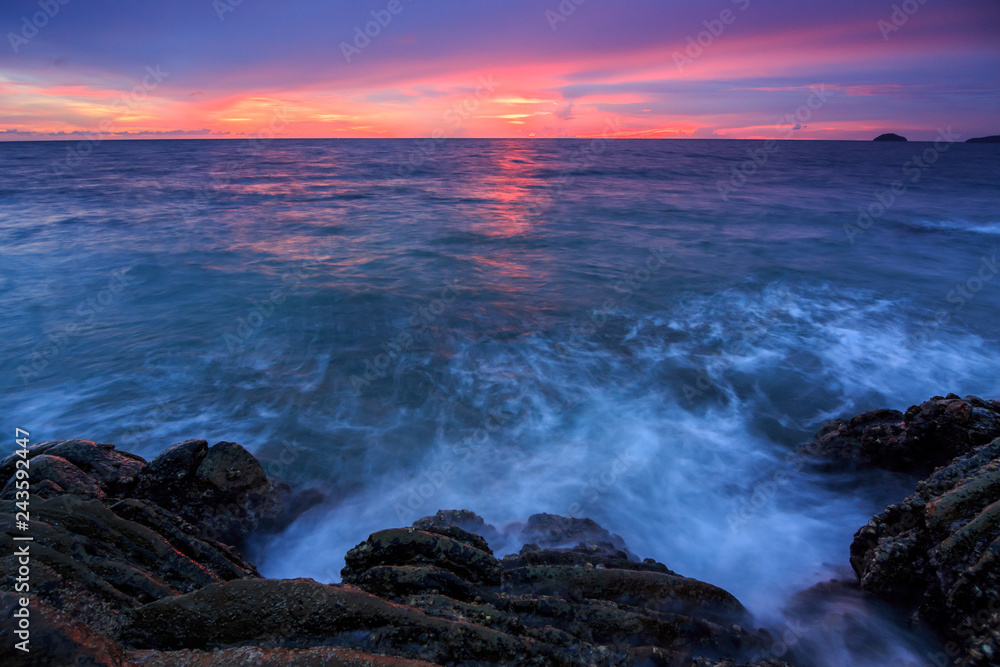 Obraz premium Amazing beautiful Nature of Sunset Over the Sea with Twilight Sky at Sabah Borneo