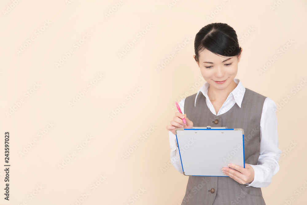 ベストを着た女性 ベストを着た女性