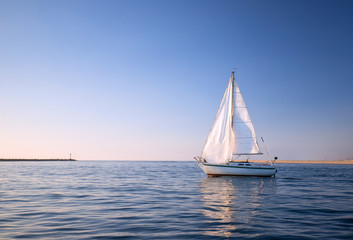 Fotobehang Zeilen Zeilboot in haven van Oxnard  © htrnr