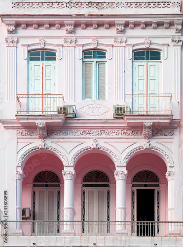 Canvas Print Pink pastel building in Havana in Cuba