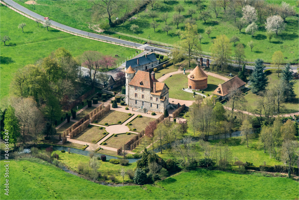 vue aérienne du château de Dascœuil dans l'Eure en France