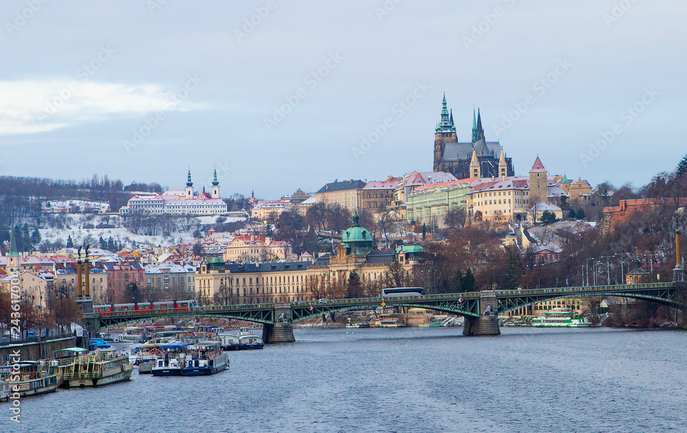 Naklejka premium Praga, Czechy, nabrzeże Wełtawy. Widok na zamek Hradczany.