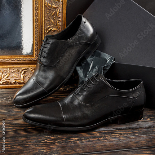 Black color oxford men shoes with golden picture frame