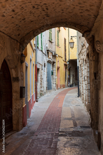 View of the narrow streets with archways in Peille, southeastern France Fototapet
