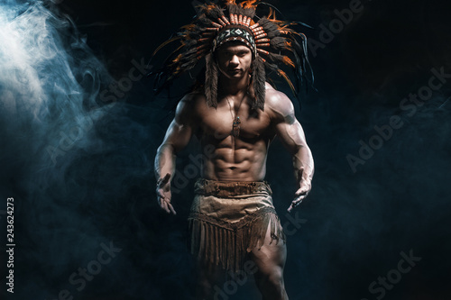 Fotografía American Indian Apache warrior chief  in traditional clothing and feathered headdress with weapon
