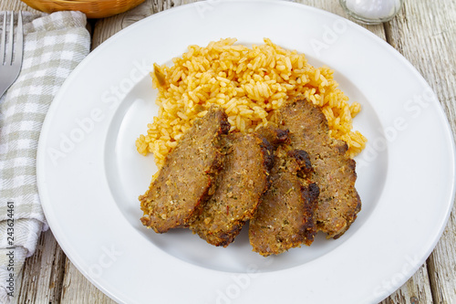 pain de viande et riz à la tomate