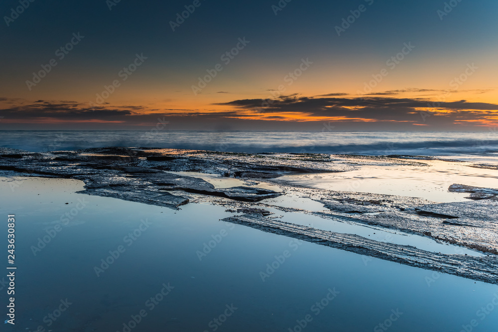 Obraz premium Smooth and Rough Dawn Seascape