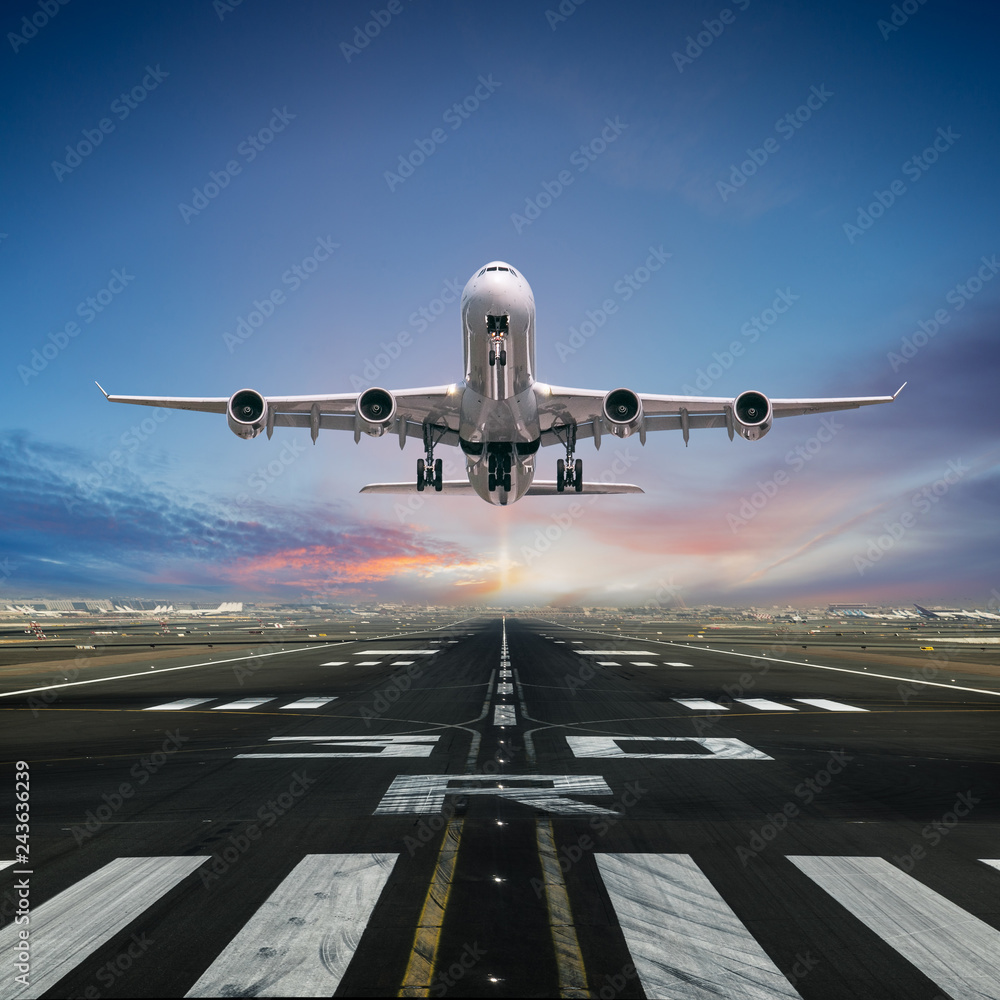 Obraz premium Startujący samolot z lotniska.