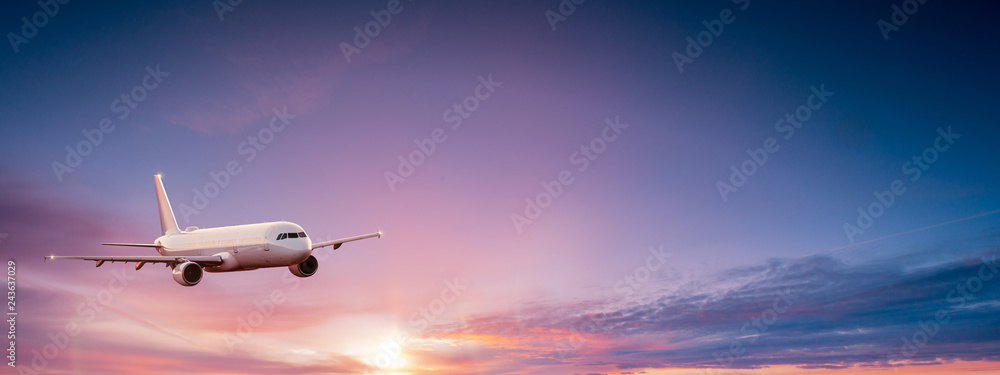 Fototapeta premium Odrzutowiec samolotu komercyjnego latające nad chmurami dramatycznymi.