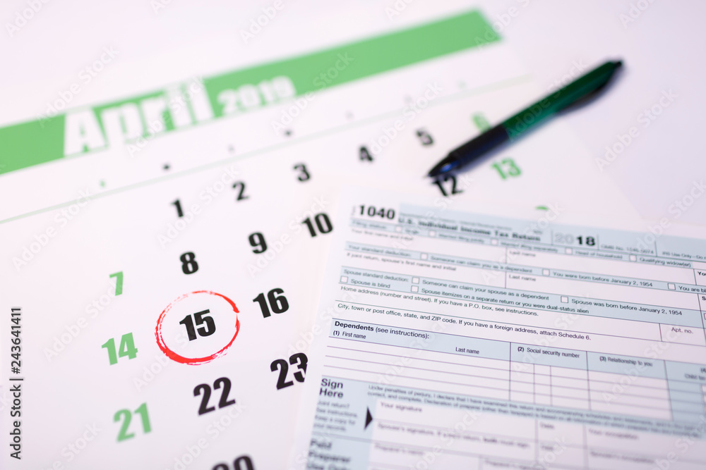 Obraz premium 2019 calendar with 1040 income tax form for 2018 showing tax day for filing on April 15