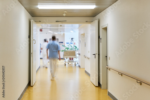 Krankenhaus mit Flur Bett Arzt Pfleger und mit Personen und Bewegungsunschärfe
