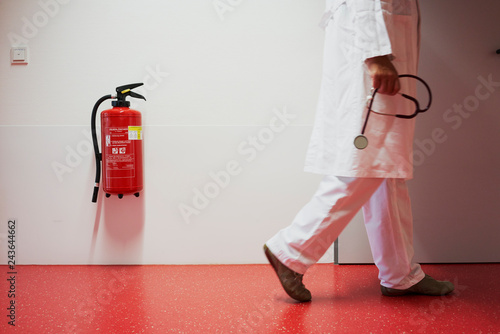 Wallpaper Mural Krankenhaus mit Korridor Feuerlöscher und Frau unscharf in Zentralperspektive Torontodigital.ca