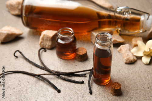 Foto Composition with vanilla extract on grey background