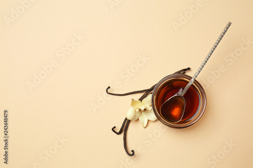 Принти на полотні Bowl of vanilla extract on color background